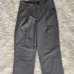 Kostymbyxor  - Populära slutsålda kostymbyxor med låg midja