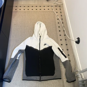 Nike Tech fleece  - Nike tech köpt på JD för 1250kr. Små knotter på armarna som går och ta bort med en noppmaskin. Inget man tänker på. Storlek S funkar på M också 