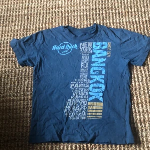 Hard rock café t-shirt - Cool blå hard rock café t short med alla locations på