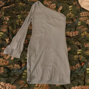 Ljusblå klänning med en 1 arm - En ljusblå mid klänning med 1 arm, storlek M, från SHEIN, skulle passa storlek S, jättefin sommar/vår klänning💗