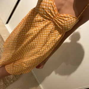 klänning - Superfin klänning ifrån H&M. Säljes på grund av att jag har för mycket klänningar💗