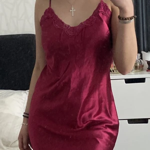 Silkes klänning  - Super söt silkes klänning som inte kommit till användning. Vet tyvärr inte märket eller storlek då lapparna är bort klippta. Jag har storlek s-m vanligtvis men skulle säga att denna passar mer som en m. Frakt 56kr