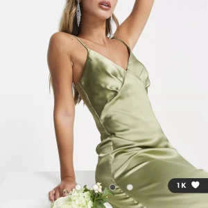 Balklänning - Superfin grön balklänning från asos, slutsåld!! Helt oanvänd med pallen kvar! Perfekt till bal eller andra fina tillfällen💓💓