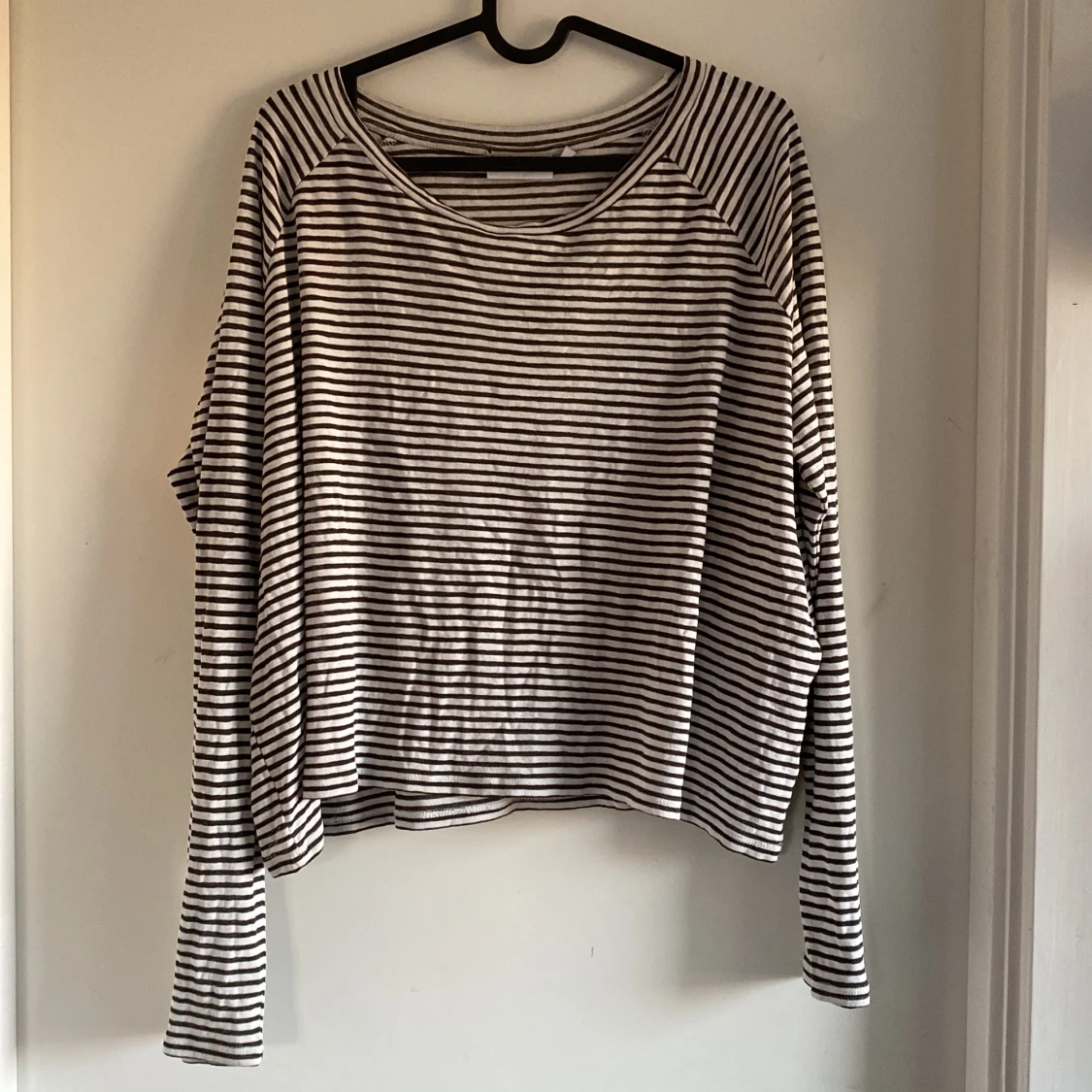 WEEKDAY semi cropped shirt