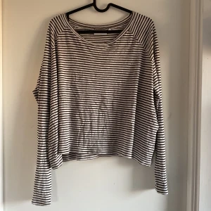 WEEKDAY semi cropped shirt - This shirt is semi cropped and so comfortable to wear 😌