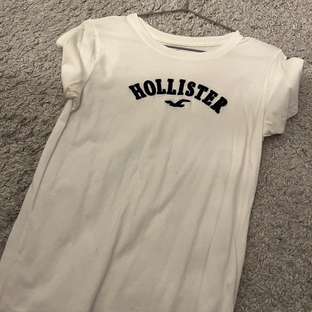 T-shirt från Hollister, använd en gång, nyskick. . T-shirts.