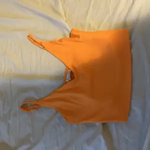 Säljer detta fina orange linne då de ej används