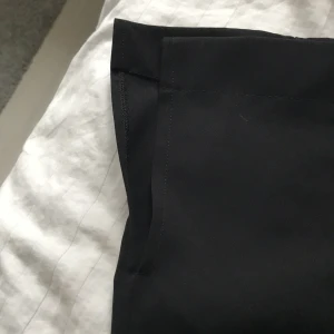 Kostymbyxor  - Hej, säljer mina kostymbyxor då dom är lite försmå för mig. Byxorna är i storlek 34 och har inga tecken på användning förutom en knapp som är borta men det är inget som stör då dom går att stänga som vanligt fortfarande🫶