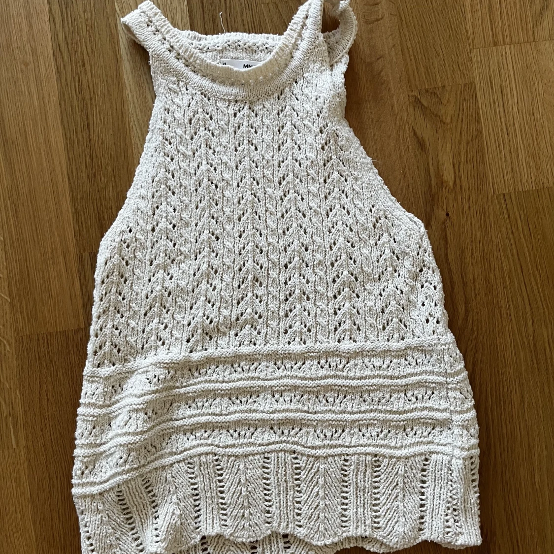 Oanvänt stickat linne från mango 