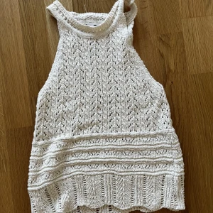 Oanvänt stickat linne från mango  - Superfint stickat linne från mango, perfekt till sommaren!