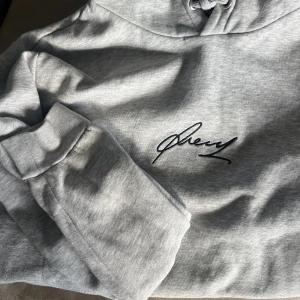 Hoodie  - Grå hoodie från zalando (pier one) osäker på stl men skulle säga att den sitter som en stl M 