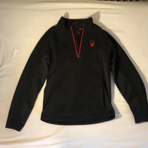Fleecetröja från Spyder - Säljer denna fleecetröja från Spyder. Bra material och bara använd några gånger. Nypris för motsvarande tröja är ca 1000kr.