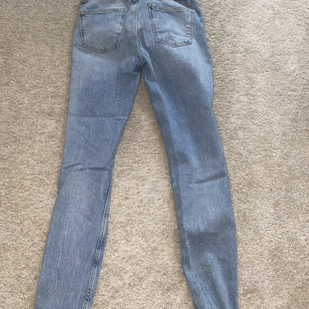 Snygga skinny jeans i nytt skick, använda endast en gång. Säljer då de är för små för mig. Köpta för omkring 500kr. Strl 36 men stretchiga, så kan nog även passa en 34.. Jeans & Byxor.