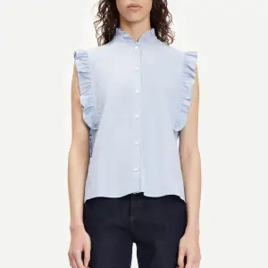 En fin och elegant blus i ljusblå. Blusen är i mycket bra skick och perfekt nu när det blir varmare!🌻 Nypris var 900, säljer den nu för 439!😍