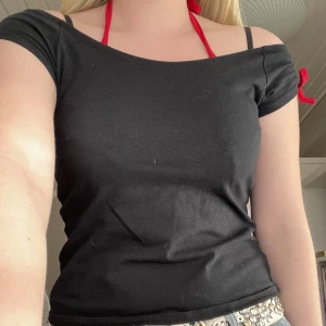 halterneck+off shoulder=<3? - en tröja som kan användas som både vanlig t-shirt eller som off shoulder💗det röda tyget sitter ihop med det svarta och knyts runt nacken som en halternecktopp samt vid ärmarna, justerbara båda delarna😊🫶 står storlek L men skulle säga S