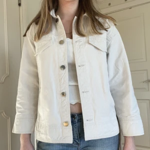 Jacka - Fin vårjacka med kortare ärmar. St S men passar M oxå. Använd men fortfarande i bra skick. Skriv privat för frågor eller flera bilder. Nypris 599kr. Mitt pris 140kr +frakt