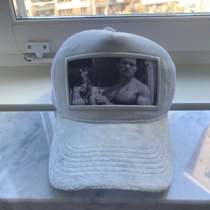 Classified keps - Grå classified keps med Arnold på, knappt använd. Inget og medföljer. Kan eventuellt byta mot ett par gråa chimi solglasögon  Skriv om du har frågor 