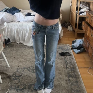 Lågmidjade jeans  - Lågmidjade jeans! Midjemått 38 cm och innerbenslängd 80 cm