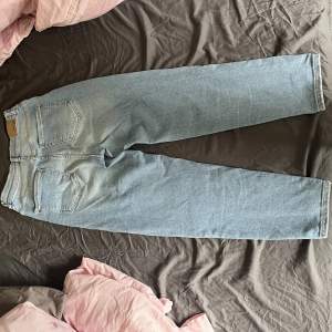 Ginatricot comfy mom jeans, färg pale blue, väldigt bekvämma och stretchiga, storlek 38, i bra skick, sparsamt använda, 499 kr nypris.