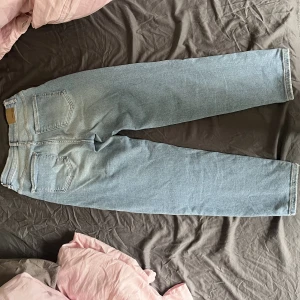Ginatricot - comfy mom jeans - Ginatricot comfy mom jeans, färg pale blue, väldigt bekvämma och stretchiga, storlek 38, i bra skick, sparsamt använda, 499 kr nypris.