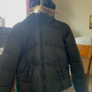 Dunjacka - Helt ny dunjacka från Vero Moda, (endast testad). Storlek xl men passar M och L också!