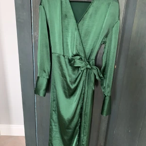 Siden klänning!  - Snygg sidenklänning med Knyt i midjan! 