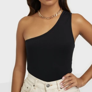 One-shoulder topp - Supersnygg och trendig svart one-shoulder topp från NLY Trend🖤Använd fåtal gånger men som ny i skicket! Perfekt som festtopp eller i sommar🫶🏼