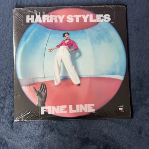 Harry Styles vinyl  - Köpt för 450kr Säljer för 300kr Man får med en bild på Harry 