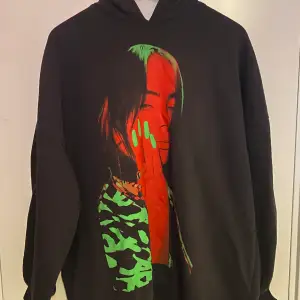 Billie eilish hoodie från H&M, får ingen användning för den eftersom jag har 2 exakt likadana, bra skick och inga fläckar, finns Inte att köpa längre 
