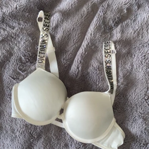 Victoria secret  - Säljer denna bhn finns även matchande trosor att köpa då dem aldrig är använda!!!