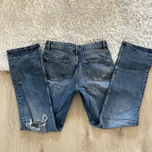 Zara jeans - Säljer mina superfina zara straight jeans, som inte längre går att få tag på💖Strlk: 38 Pris: 299kr. Använd endast en gång. Skriv privat vid intresse eller köp direkt via ”KÖP NU” knappen!🥰(För små för mig, så har tyvärr inga fler bilder hur de sitter på) 