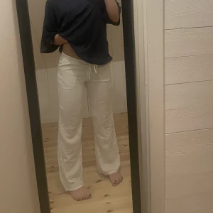 Hm linnebyxor  - Nu säljer jag mina hm linnebyxor som är köpta förra året. Inga fläckar på dem och inga defekter förutom ett hål i midjesömmen på baksidan ( bild 3 ) men lätt att laga med nål och tråd.