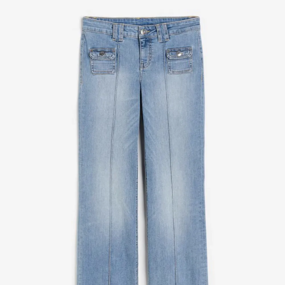 Säljer de här slutsålda jeansen från hm! De är helt oanvända och passar mig som vanligtvis har strl 36💕. Jeans & Byxor.