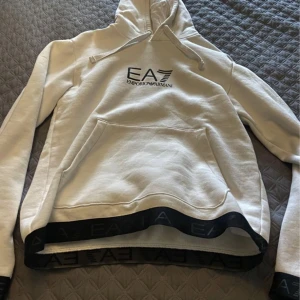 Armani EA7 Hoodie - En fin Hoodie , inga defekter alls på tröjan .  Köptes på JD Sport för 1809 kr för 1 år sedan .  Storlek: Medium 