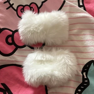 Fluffiga varma arm band saker - Säljer pga att jag inte använder. Helt nytt skick varma och fluffiga. Är du intresserad/vill ha fler bilder/har frågor så kontakta mig. 