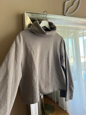 Sweatshirt med polokrage - Fint skick! Använt fåtal gånger. Köpt från zara 