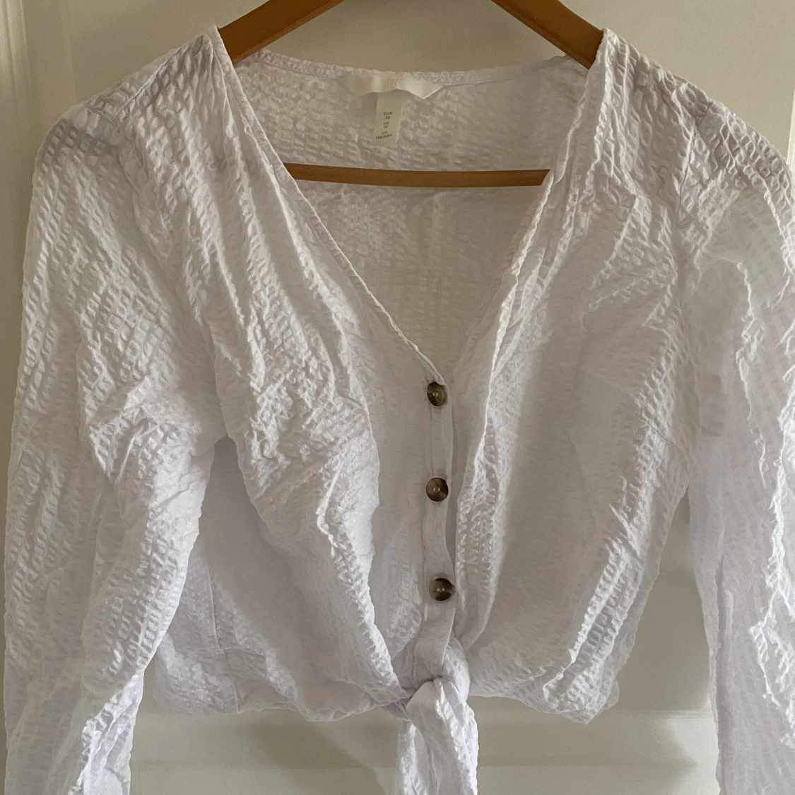 Vit topp med knytning