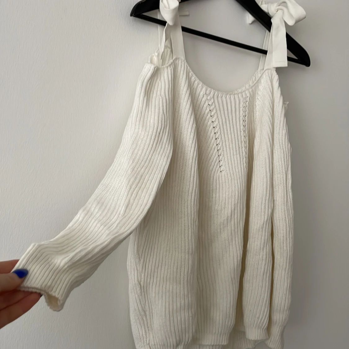 Off shoulder stickad tröja - 90