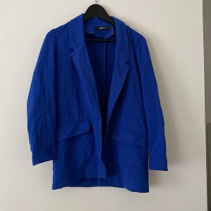 Blå kavaj - Snygg blå kavaj/blazer från gina tricot. Strl 34