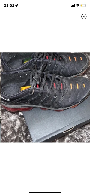 Vapormax plus  - Tja! Säljer mina vapormax plus blood edition!   Strl 42 men passar nog 41 & 43 med skulle jag tro, finns ett litet hål på höger fram vid stortån men inget som märks eller hindrar dig att ha dom   Fraktar dom o du står för frakt passar ej pris  skriv ändå 