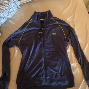 Hugo Boss tröja - Helt oanvänd Hugo boss tröja, tagsen sitter kvar. Storlek L men då Hugo boss är mindre i storlekarna så sitter den som en M