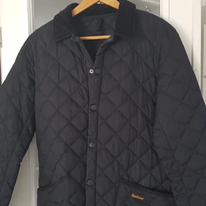 Barbour Jacka - Bra kvalité Barbour jacka som är sparsamt använd, INGA anmärkningar. Djur och rökfri.  Storlek: Medium Mitt pris: 400:-