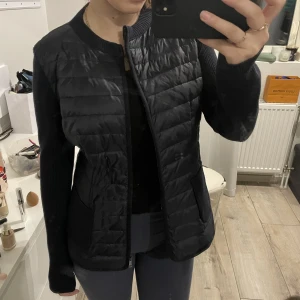 Cardigan Jacka - Supersöt dunjacka med stickade armar, säljer då jag måste rensa min garderob❤️ Jackan passar en 38/40☺️