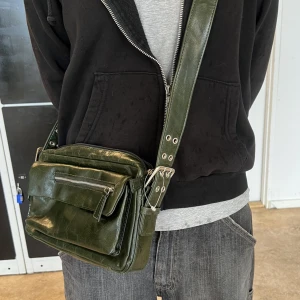 Streetbag  - En mörkgrön väska, med läder. Den här väskan går ut till alla typer av stilar. Men jag har ingen användning av väskan, dock är den i bra skick. 