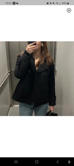 Svart kappa - En svart kappa ifrån h&m i storlek 38.