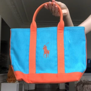Ralph Lauren väska - En 2000-tals väska från Ralph Lauren. Färgglad och i bomull gör den till en perfekt strandväska 🌞Mycket få tecken på användning, se märken på första bilden. 