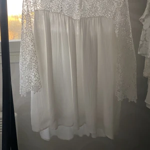 Vit topp - super fin vit topp/blus! fler bilder eller frågor? bara att skriva💖