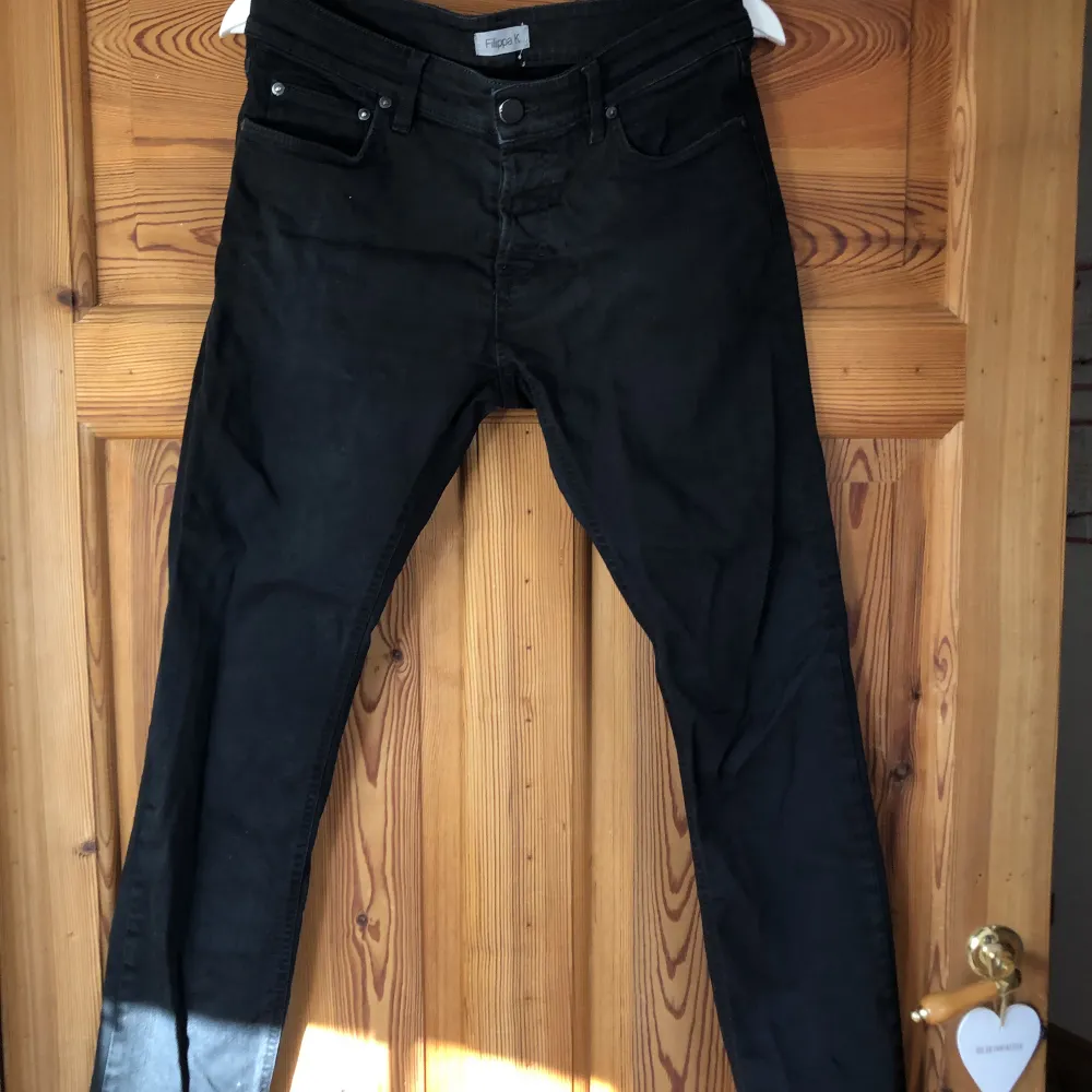 Svarta jeans från Filippa K med hyfsat smal passform herr. Använda men i fint skick. Frakten ingår i priset💚. Jeans & Byxor.