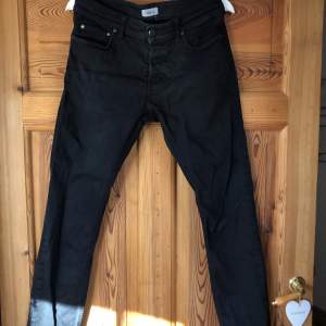 Svarta jeans från Filippa K med hyfsat smal passform herr. Använda men i fint skick. Frakten ingår i priset💚