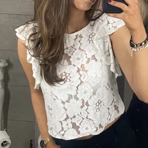 Vit spets topp - Säljer min vita spets topp! fler bilder eller frågor? bara att skriva💖